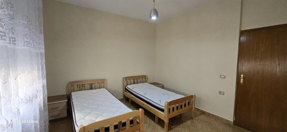Tirane, jepet me qera apartament 2+1+Ballkon Kati 5, 115 m² 650 € (Rruga e Kosovarve)