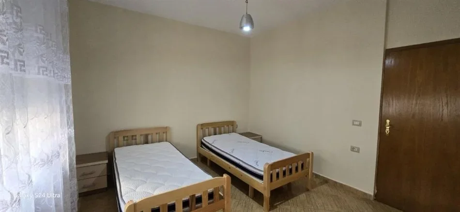 Tirane, jepet me qera apartament 2+1+Ballkon Kati 5, 115 m² 650 € (Rruga e Kosovarve)