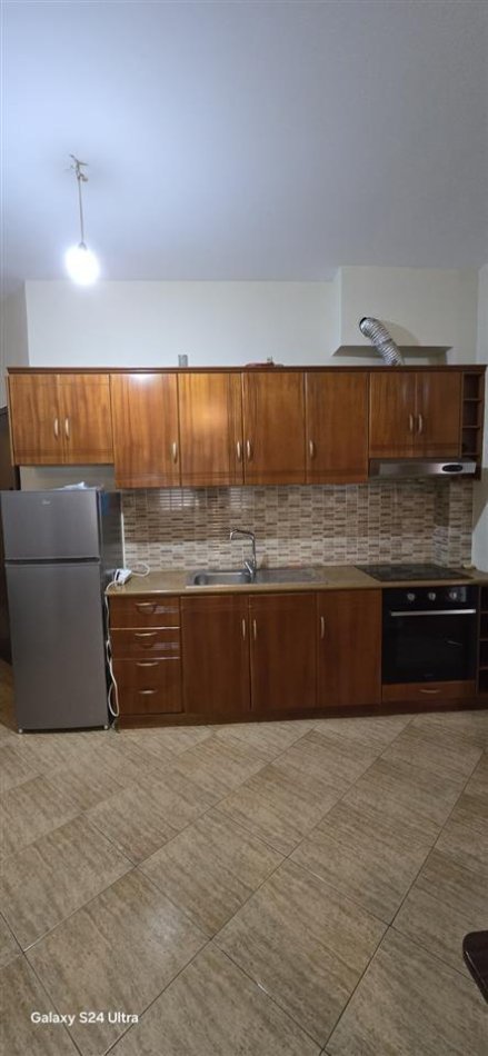 Tirane, jepet me qera apartament 2+1+Ballkon Kati 5, 115 m² 650 € (Rruga e Kosovarve)