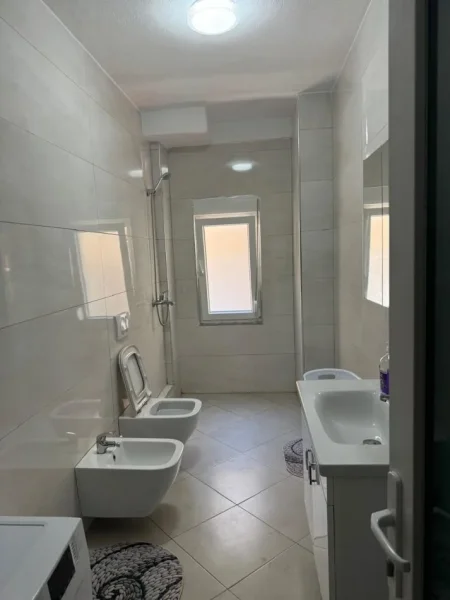 Tirane, jepet me qera apartament 2+1+Aneks+Ballkon Kati 2, 87 m² 600 € (don bosko)
