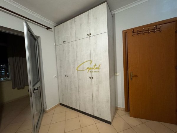 Tirane, jepet me qera apartament 1+1 Kati 8, 65 m² 400 € (astir)