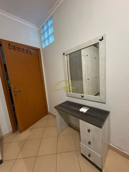 Tirane, jepet me qera apartament 1+1 Kati 8, 65 m² 400 € (astir)