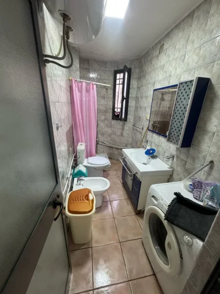 Tirane, jap me qera apartament 1+1 Kati 2, 60 m² (Rruga e Durresit, afer Ambasades Polake)