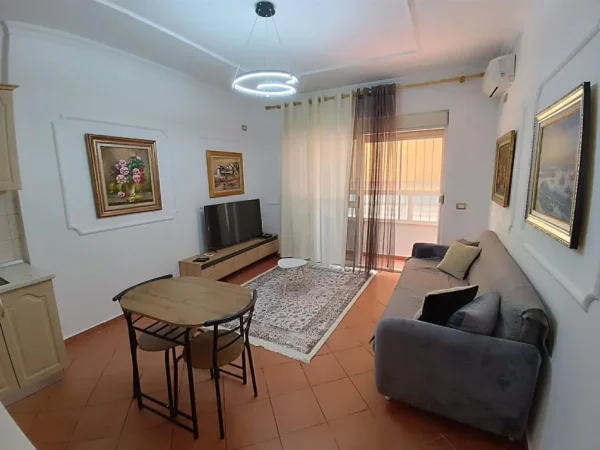 Tirane, jap me qera apartament 1+1+Ballkon Kati 2, 50 m² 500 € (Liqeni i Thate, Rruga Peti, afer Hotel Sokrati)