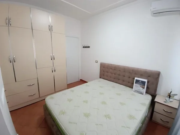 Tirane, jap me qera apartament 1+1+Ballkon Kati 2, 50 m² 500 € (Liqeni i Thate, Rruga Peti, afer Hotel Sokrati)