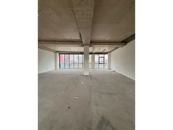Tirane, jap me qera ambjent biznesi , 231 m² 3.500 € (Lake View Residences, Liqeni i Tiranës)
