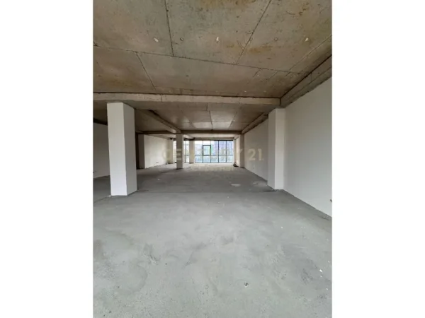 Tirane, jap me qera ambjent biznesi , 231 m² 3.500 € (Lake View Residences, Liqeni i Tiranës)