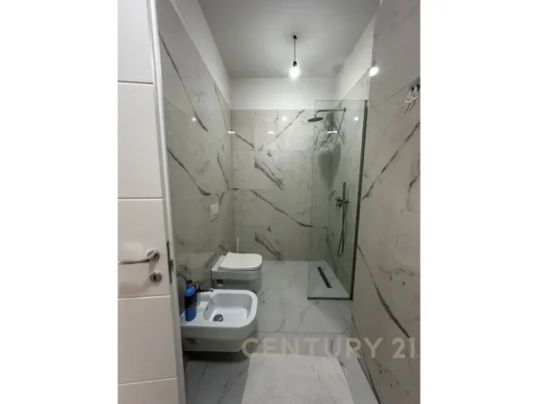 Tirane, jap me qera apartament 2+1+2 , 93 m² 1.300 € (Rruga e Kosovarëve)