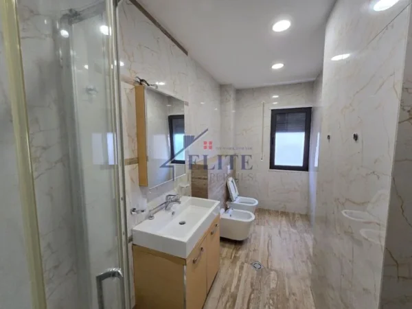 Tirane, jepet me qera apartament 2+1+Ballkon Kati 3, 135 m² 590 € (KMY, Yzberisht)