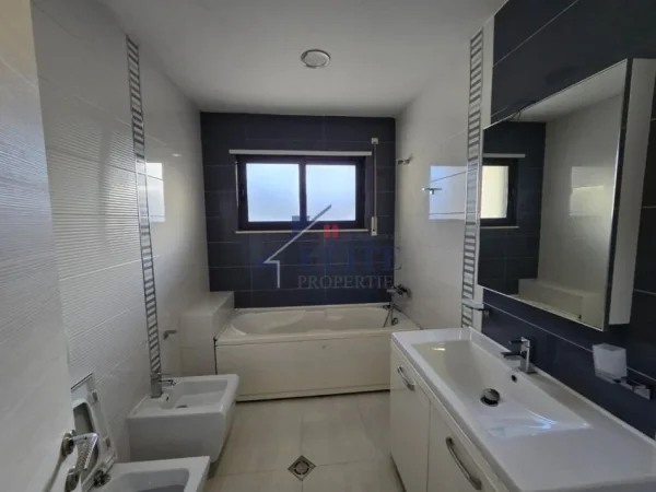 Tirane, jepet me qera apartament 2+1+Ballkon Kati 3, 135 m² 590 € (KMY, Yzberisht)