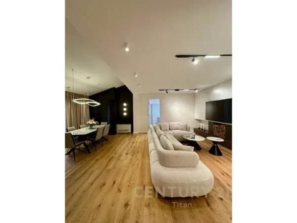 Tirane, shes apartament 3+1+3+2 POSTE PARKIMI+VERANDE  , 300 m² 650.000 € (Liqeni i Thatë)