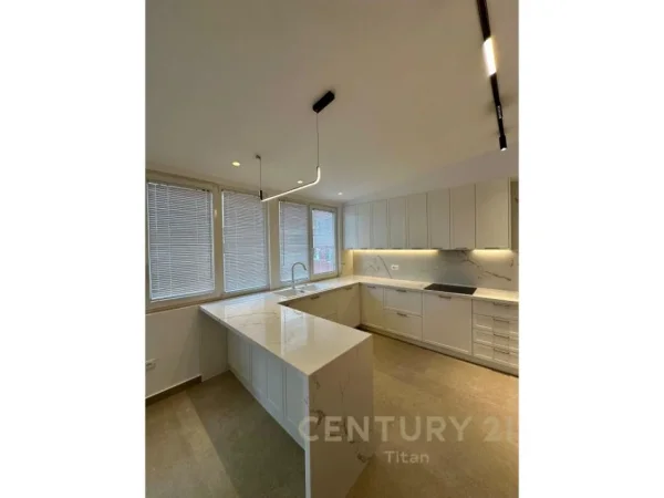 Tirane, shes apartament 3+1+3+2 POSTE PARKIMI+VERANDE  , 300 m² 650.000 € (Liqeni i Thatë)