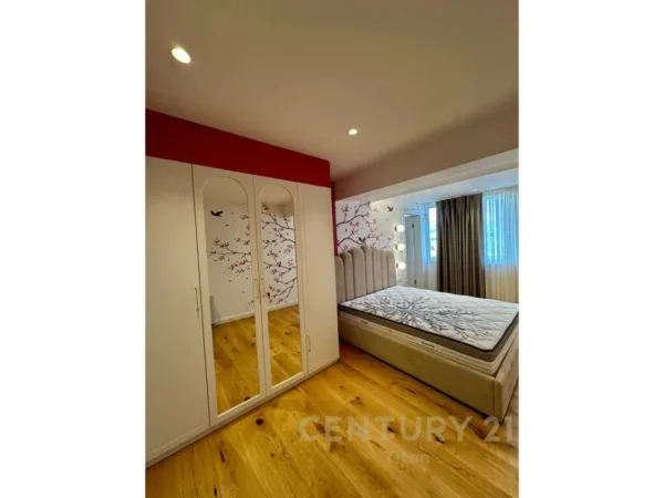 Tirane, shes apartament 3+1+3+2 POSTE PARKIMI+VERANDE  , 300 m² 650.000 € (Liqeni i Thatë)