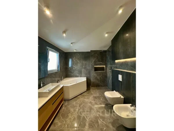 Tirane, shes apartament 3+1+3+2 POSTE PARKIMI+VERANDE  , 300 m² 650.000 € (Liqeni i Thatë)