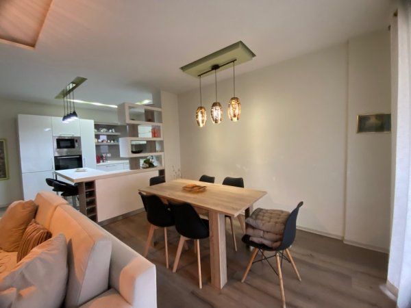 Tirane, jepet me qera 3+1+Ballkon Kati 8, 130 m² 1.200 € (prane Arturbinës)