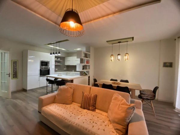 Tirane, jepet me qera 3+1+Ballkon Kati 8, 130 m² 1.200 € (prane Arturbinës)