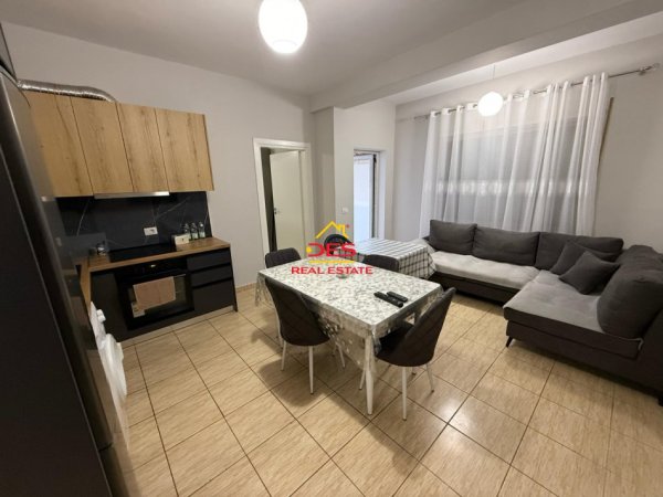Vlore, jepet me qera apartament 1+1+Ballkon Kati 4, 70 m² 350 € (Rruga dhimitër Konomi)