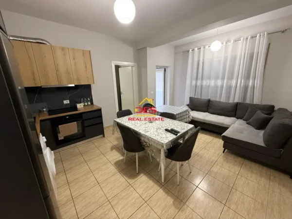 Vlore, jepet me qera apartament 1+1+Ballkon Kati 4, 70 m² 350 € (Rruga dhimitër Konomi)