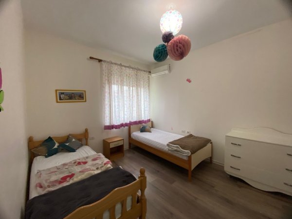 Tirane, jepet me qera 3+1+Ballkon Kati 8, 130 m² 1.200 € (prane Arturbinës)