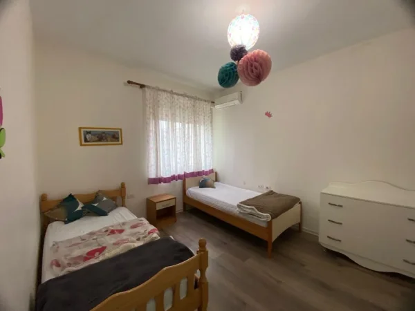 Tirane, jepet me qera 3+1+Ballkon Kati 8, 130 m² 1.200 € (prane Arturbinës)