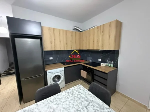 Vlore, jepet me qera apartament 1+1+Ballkon Kati 4, 70 m² 350 € (Rruga dhimitër Konomi)