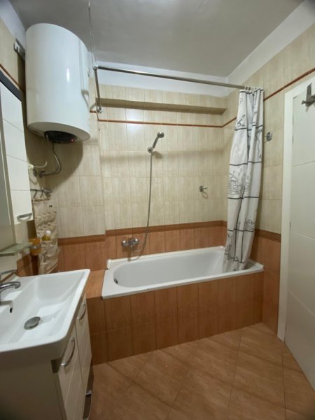 Tirane, jepet me qera 3+1+Ballkon Kati 8, 130 m² 1.200 € (prane Arturbinës)