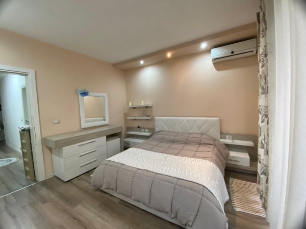 Tirane, jepet me qera 3+1+Ballkon Kati 8, 130 m² 1.200 € (prane Arturbinës)