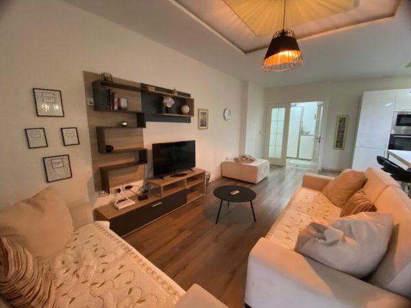 Tirane, jepet me qera 3+1+Ballkon Kati 8, 130 m² 1.200 € (prane Arturbinës)