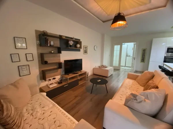 Tirane, jepet me qera 3+1+Ballkon Kati 8, 130 m² 1.200 € (prane Arturbinës)
