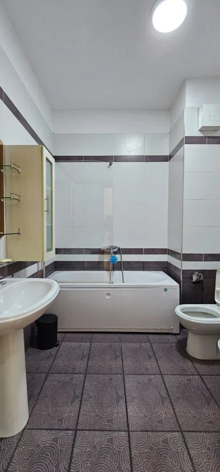 Tirane, jepet me qera apartament 3+1+Ballkon Kati 2, 1.400 € (tek Nobis)