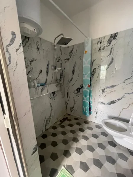 APARTAMENT ME QIRA TE ISH EKSPOZITA  500 €