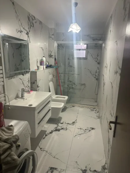Tirane, jepet me qera apartament 2+1+Ballkon Kati 4, 92 m² 450 € (Kthesa Kamzes)