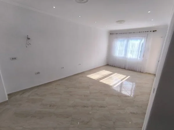 Tirane, shes apartament 1+1+Ballkon Kati 2, 61 m² 78.000 € (Fresku, Restorant Qesaraka)