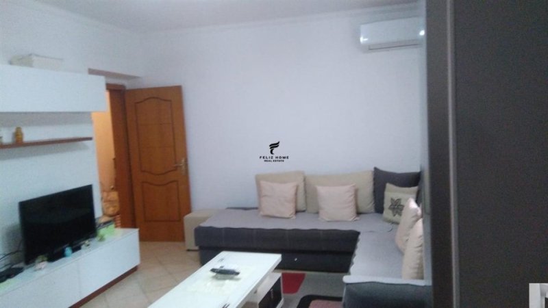 Tirane, jepet me qera apartament 2+1 Kati 3, 80 m² 700 € (QENDER)