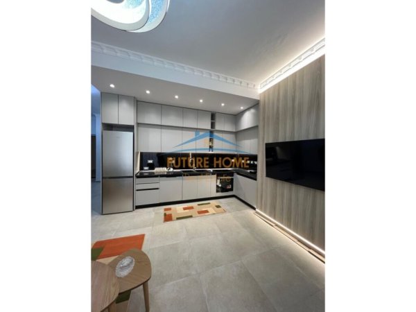 Tirane, jepet me qera apartament 2+1 Kati 8, 109 m² 1.500 € (qender)