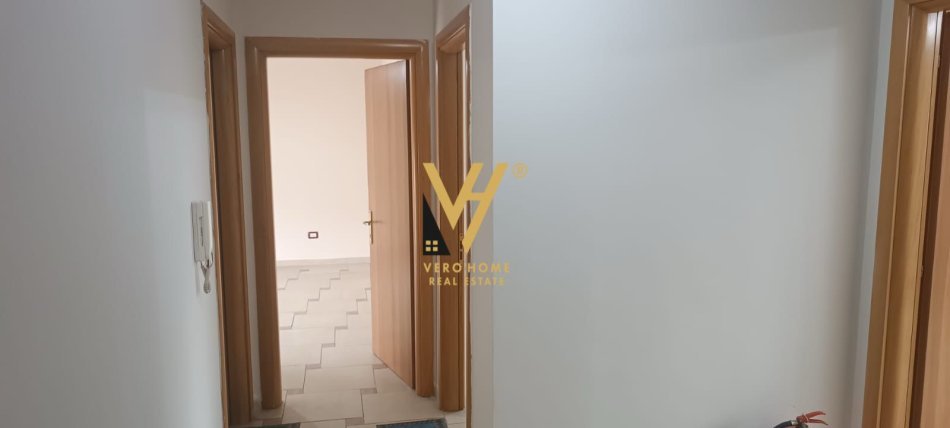 Tirane, jepet me qera zyre Kati 4, 132 m² 1.100 € (RRUGA KAJO KARAFILI,.QENDER)