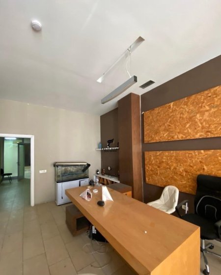 Tirane, jepet me qera zyre Kati 1, 60 m² 600 € (RRUGA E KAVAJES)