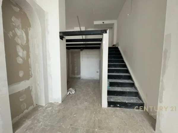 Tirane, jepet me qera ambjent biznesi Kati 0, 127 m² 1.000 € (Ish Fusha e Aviacjonit)