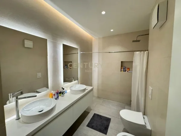 Tirane, shes apartament 2+1+2 , 136 m² 340.000 € (Komuna e Parisit)