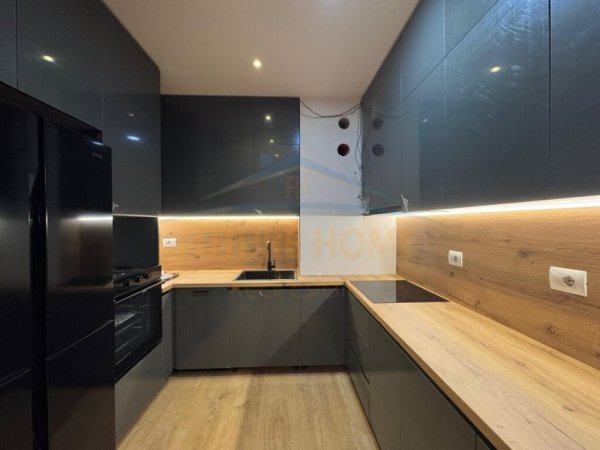 Tirane, jepet me qera apartament 2+1+Ballkon Kati 12, 105 m² 900 € (Rruga Panorama)