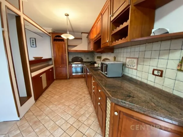 Tirane, jap me qera apartament 3+1+2 +POST PARKIMI , 200 m² 1.000 € (Komuna e Parisit)