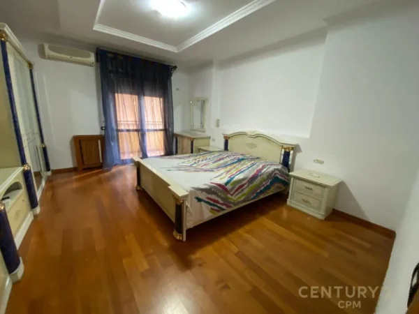 Tirane, jap me qera apartament 3+1+2 +POST PARKIMI , 200 m² 1.000 € (Komuna e Parisit)