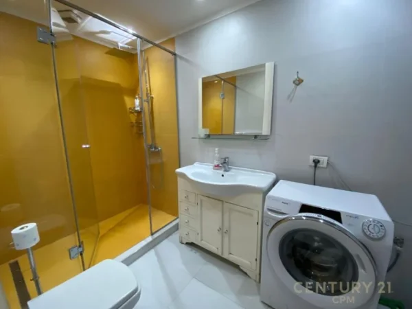 Tirane, jap me qera apartament 3+1+2 +POST PARKIMI , 200 m² 1.000 € (Komuna e Parisit)