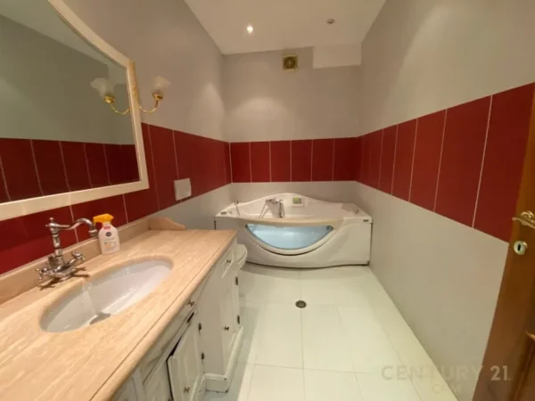 Tirane, jap me qera apartament 3+1+2 +POST PARKIMI , 200 m² 1.000 € (Komuna e Parisit)