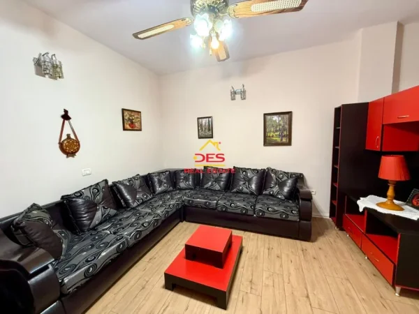 Vlore, shitet apartament 1+1+Ballkon Kati 4, 75 m² 110.000 € (Rruga Kosova)