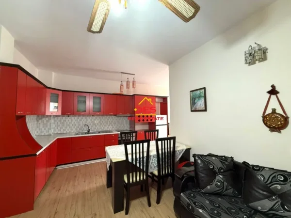 Vlore, shitet apartament 1+1+Ballkon Kati 4, 75 m² 110.000 € (Rruga Kosova)