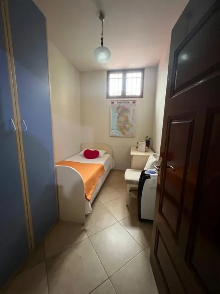 Tirane, jepet me qera apartament 3+1+Aneks Kati 1, 88 m² 1.000 € (bulevardi i ri)