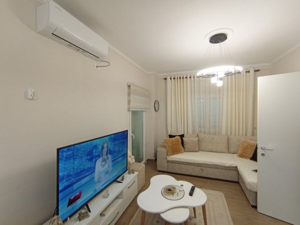 Tirane, jepet me qera apartament 1+1+Aneks+Ballkon Kati 4, 70 m² 500 € (kodra e diellit)