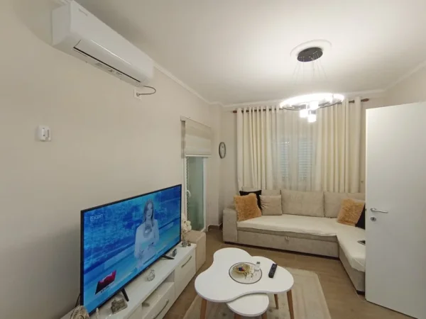 Tirane, jepet me qera apartament 1+1+Aneks+Ballkon Kati 4, 70 m² 500 € (kodra e diellit)