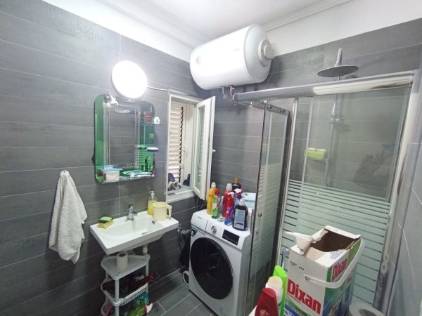 Tirane, jepet me qera apartament 1+1+Aneks+Ballkon Kati 4, 70 m² 500 € (kodra e diellit)